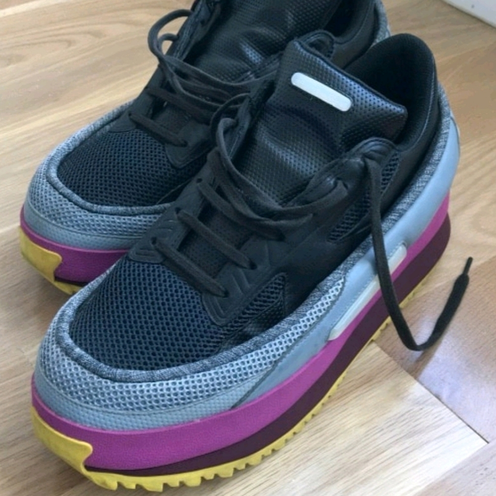 Shoes. - Picture 3 of 8